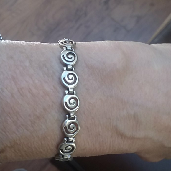 Pretty Sterling silver Greek bracelet. - Picture 3 of 7